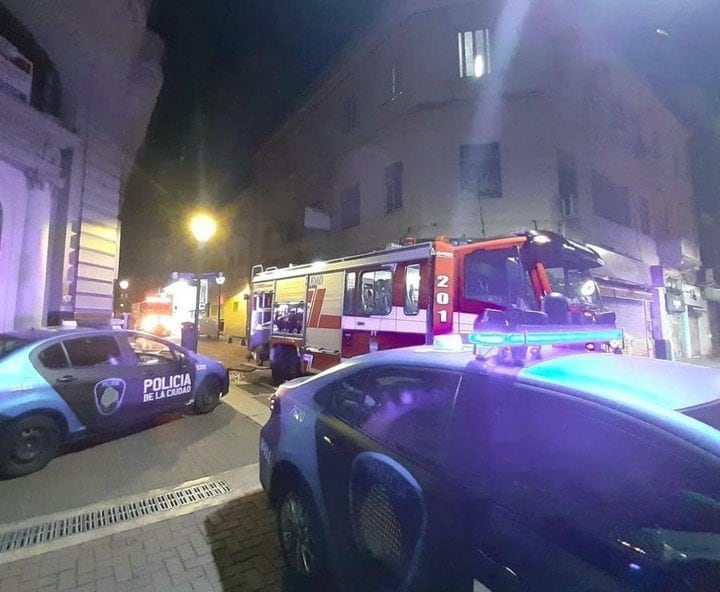 Incendio letal en Microcentro: murió una mujer y hay heridos.