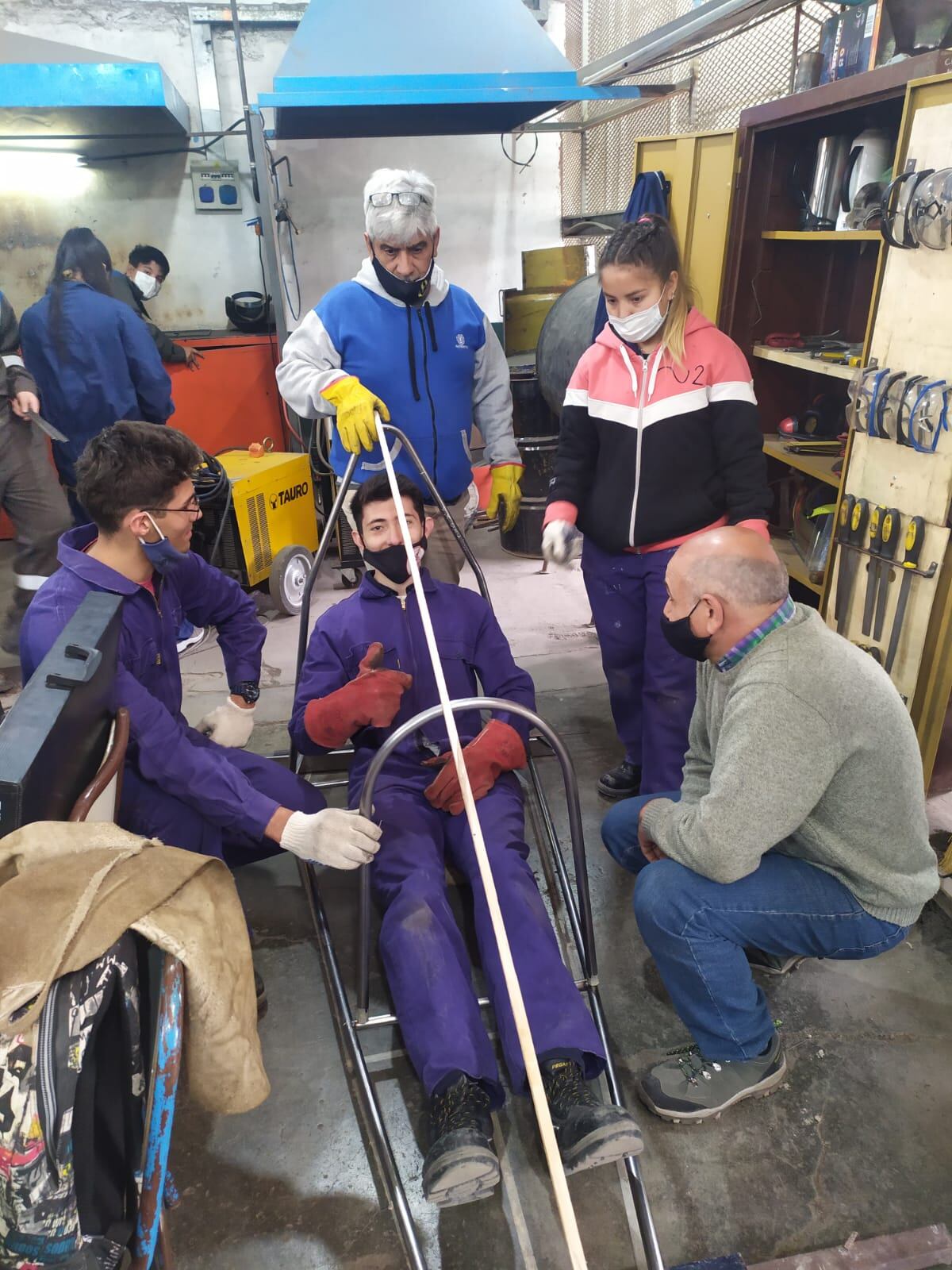 Alumnos y profesores trabajando en el proyecto