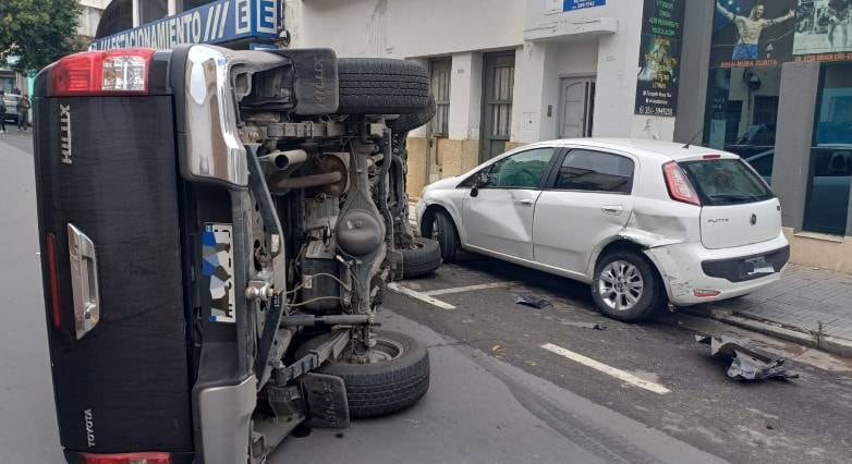 Choque y vuelco. (Policía)