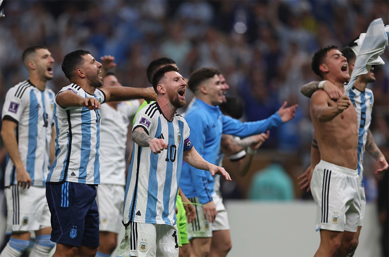 Lusail (Qatar), 18/12/2022.- Lionel Messi (C) of Argentina celebrates with teammates after winning the FIFA World Cup 2022 Final between Argentina and France at Lusail stadium, Lusail, Qatar, 18 December 2022. (Mundial de Fútbol, Francia, Estados Unidos, Catar) EFE/EPA/Tolga Bozoglu
