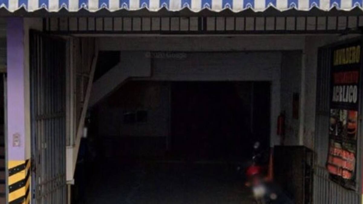 El momento en el que ladrones reducen al sereno de una cochera y roban cinco autos