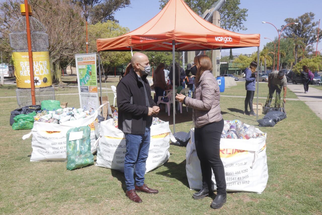 Otra jornada de Ecocanjes. El intendente Daniel Gómez Gesteira estuvo presente. 