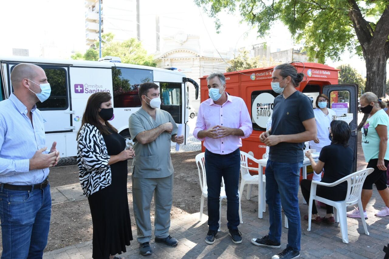 Funcionarios estuvieron presentes en la reapertura del "Punto Sano"