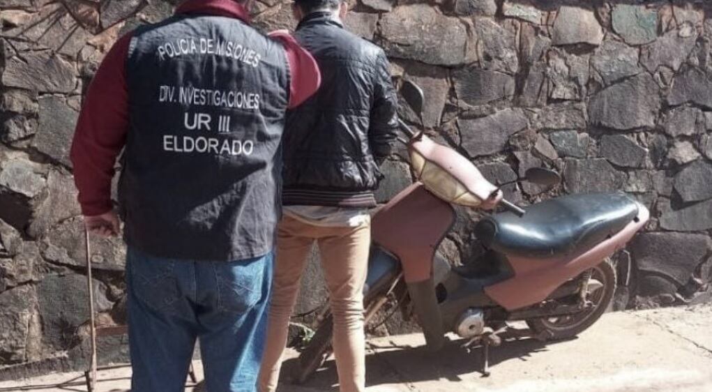 Secuestran motocicleta robada y detienen a su conductor.