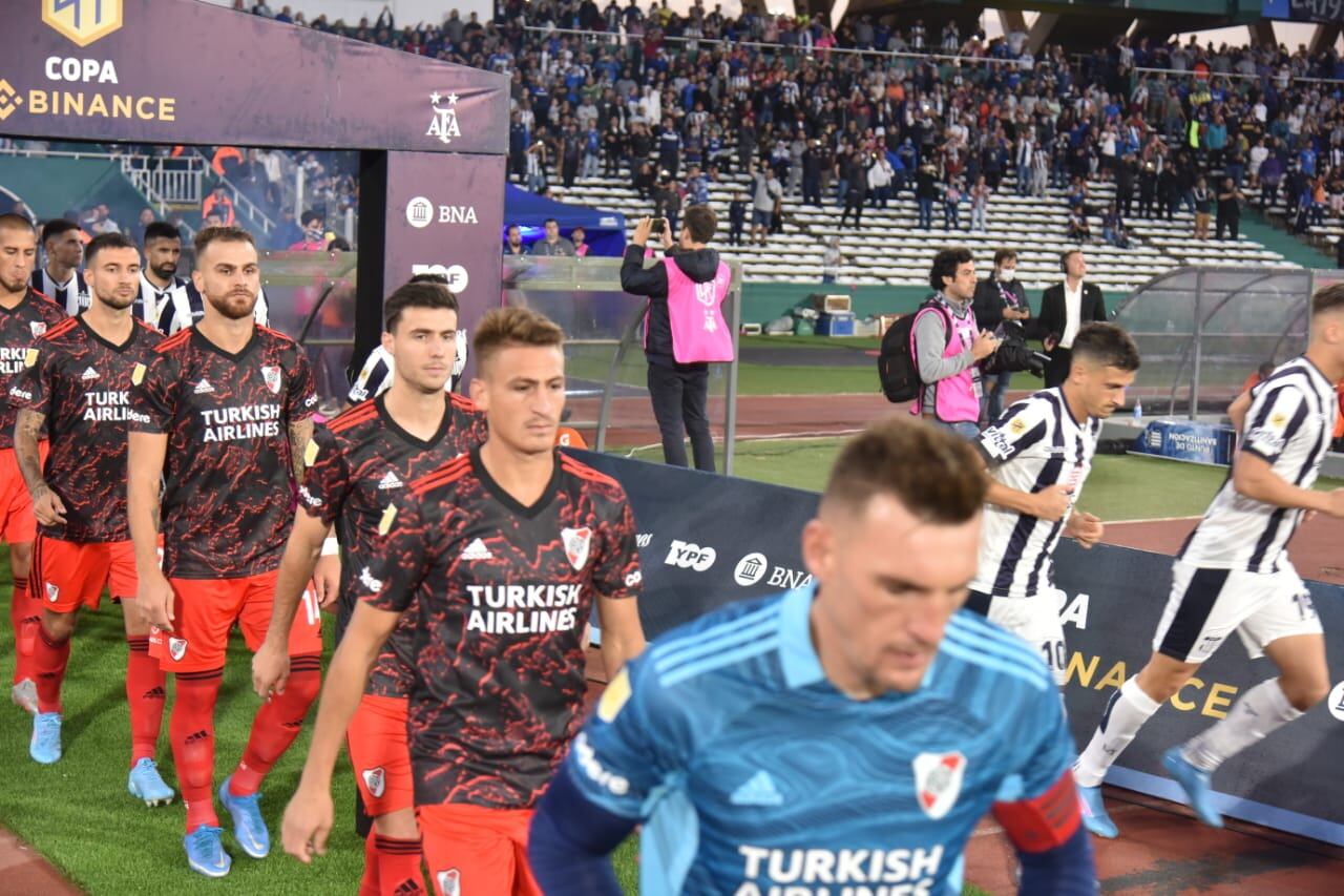 Talleres y River se enfrentan en el estadio Mario Alberto Kempes por la Copa de la Liga Profesional. El recibimiento del público de Talleres y los técnicos Caixinha y Gallardo. (Facundo Luque / La Voz)