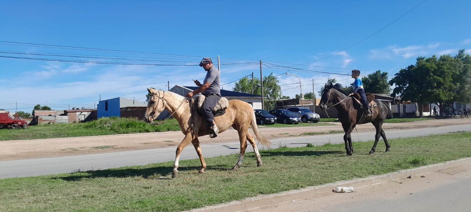 Caravana a caballo y globos blancos para despedir a Agustín en el día de su cumpleaños