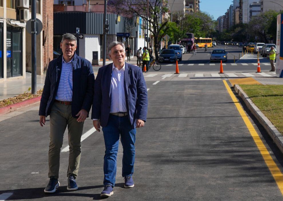 El gobernador Martín Llaryora y el intendente Daniel Passerini recorrieron la ampliación de la Avenida Maipú.  (Prensa Gobierno)