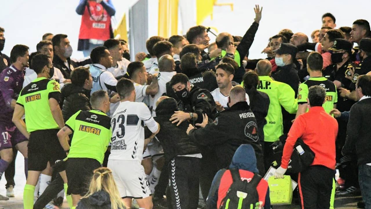 Serios incidentes al término del partido entre GELP y NOB. (@MauroYasprizza)