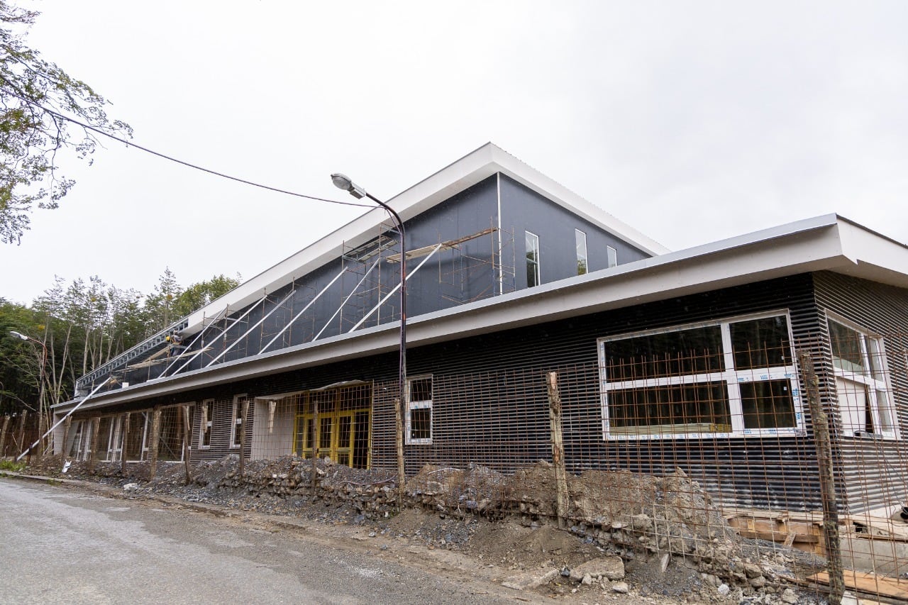 Avanza la construcción del gimnasio en el barrio Río Pipo.