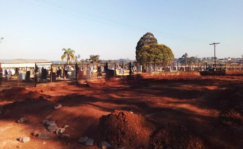 Clausuran una calle del Parque Industrial con el objetivo de realizar una ampliación del cementerio local.