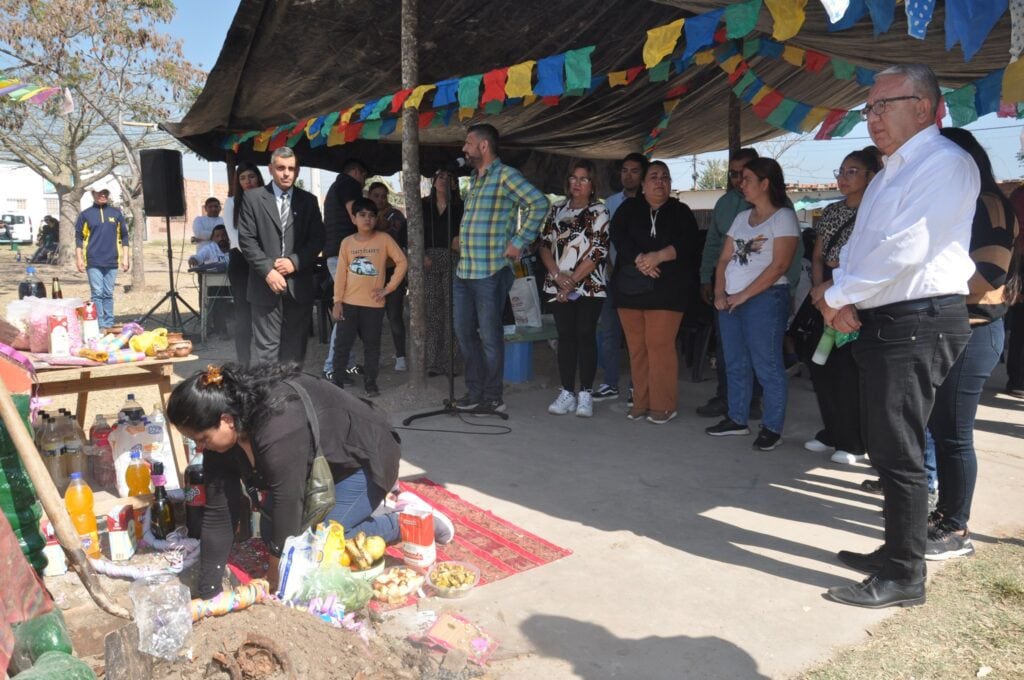 Dirigentes del Centro Vecinal del barrio "1° de Agosto" y vecinos participaron en la ceremonia junto al intendente sampedreño Julio Bravo y el presidente del Concejo Deliberante, Marcelo Castro.