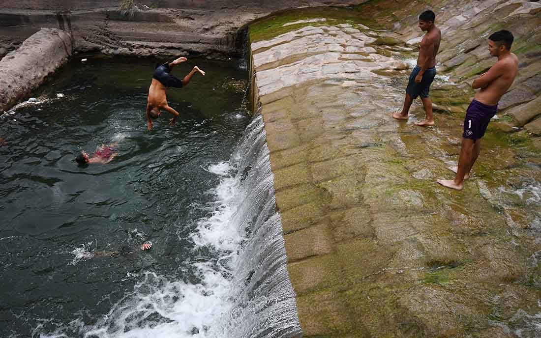 Ola de Calor
Altas temperaturas se registran en la provincia y en todo el pais y llegan al record de calor.
Un grupo de jóvenes se refresca en el canal Cacique Guaymallén frente al estadio de Godoy Cruz Antonio Tomba
Foto:José Gutierrez / Los Andes 