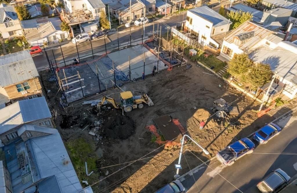 Colocan hormigón en el Playón Deportivo Municipal que se construye en el barrio San Vicente