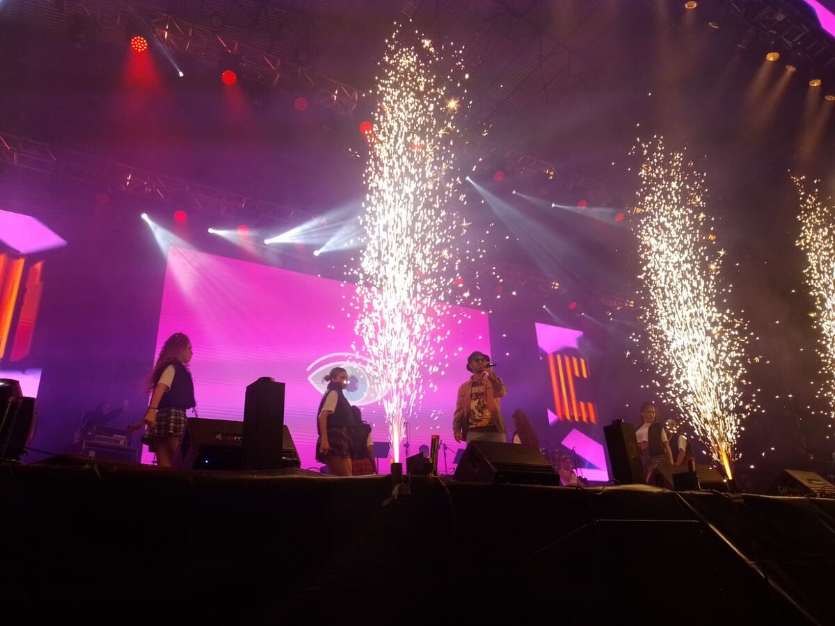 Rombai apareció en escena a puro ritmo en la Primavera de Carlos Paz