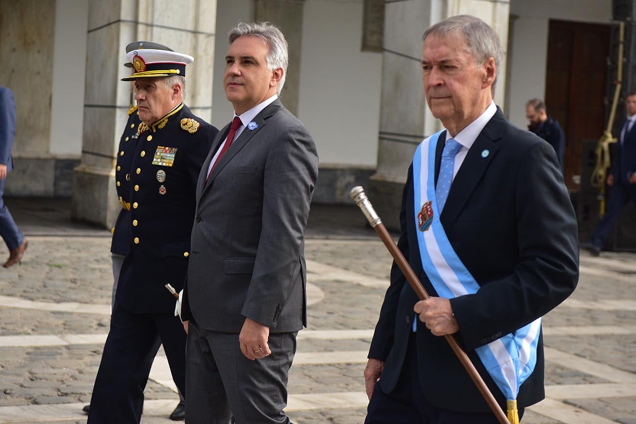 Juan Schiaretti junto a Martín Llaryora en un acto por el 25 de mayo. 