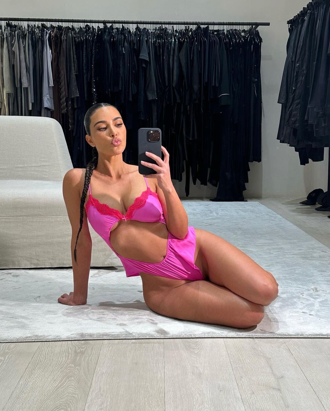 Kim Kardashian lució una lencería romántica para San Valentín.