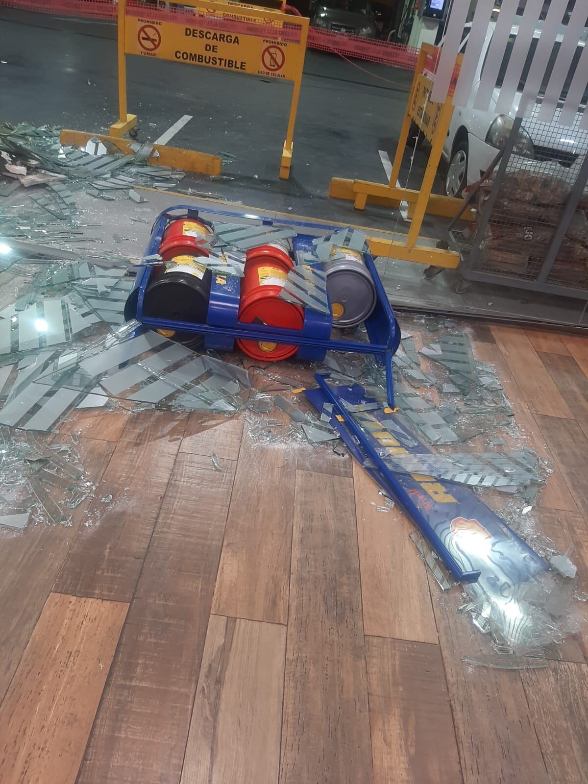 El rodado dejó graves daños en la tienda de la estación de servicio de Córdoba.