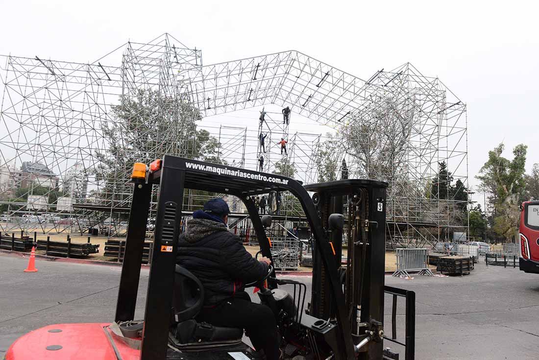 Obreros trabajan en el desmonte del escenario donde iba a actur Ulises Bueno en el Parque Sarmiento. (José Gabriel Hernández/La Voz)