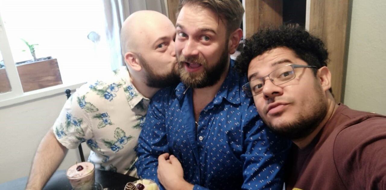 Mateusz Morawiec (centro) junto a dos de sus parejas: Krzyś (izquierda) y Will (derecha).