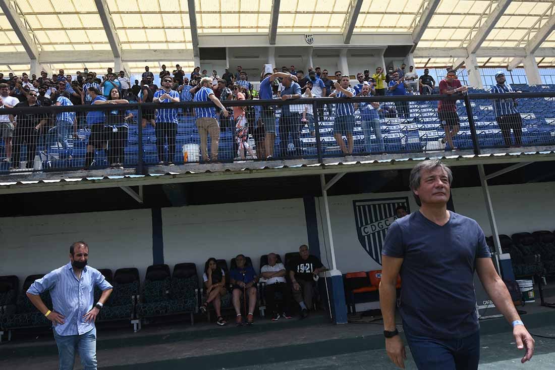 En las instalaciones del club Godoy Cruz Antonio Tomba, los socios participan de las elecciones para elegir nuevos dirigentes del club.
 Alejandro Chapini, nuevo presidente de Godoy Cruz Antonio Tomba.
Foto José Gutiérrez