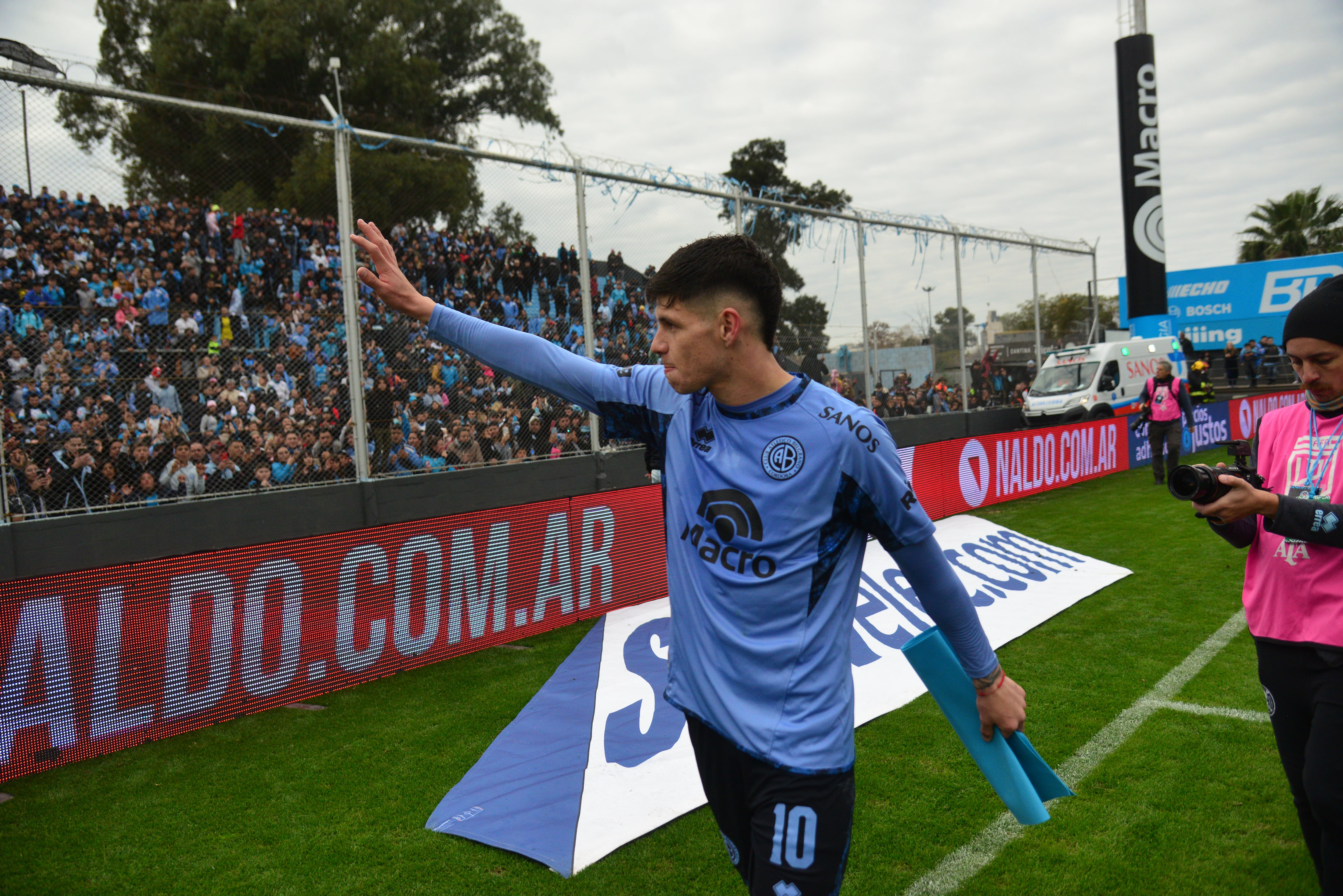 Bruno Zapelli se despidió de Belgrano en Alberdi en el partido ante San Lorenzo. Los hinchas le agradecieron su aporte. Foto Javier Ferreyra