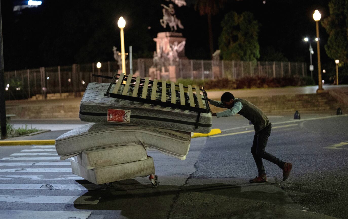 INDIGENCIA. En las principales ciudades del país se advierte un incremento en la cantidad de personas en situación de calle. (AP)