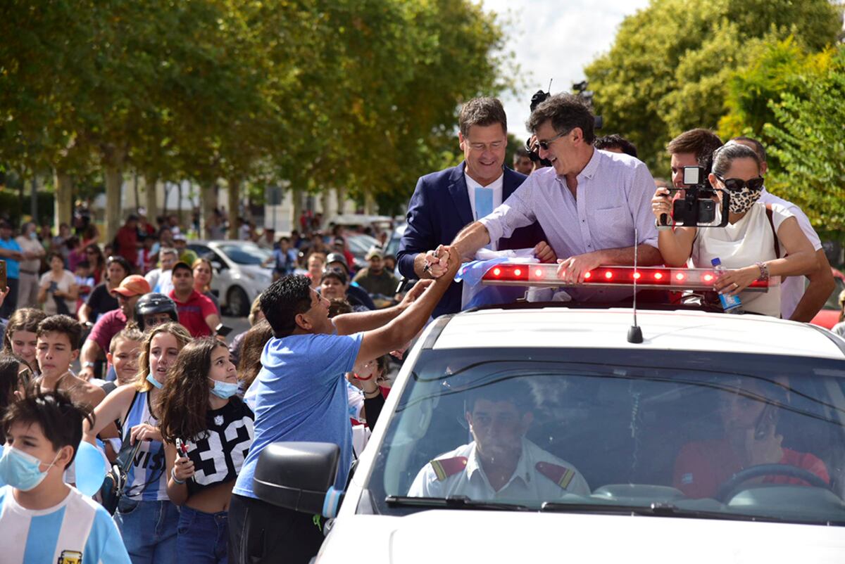 Emocionante recibimiento a Mario Kempes en su visita a Bell Ville