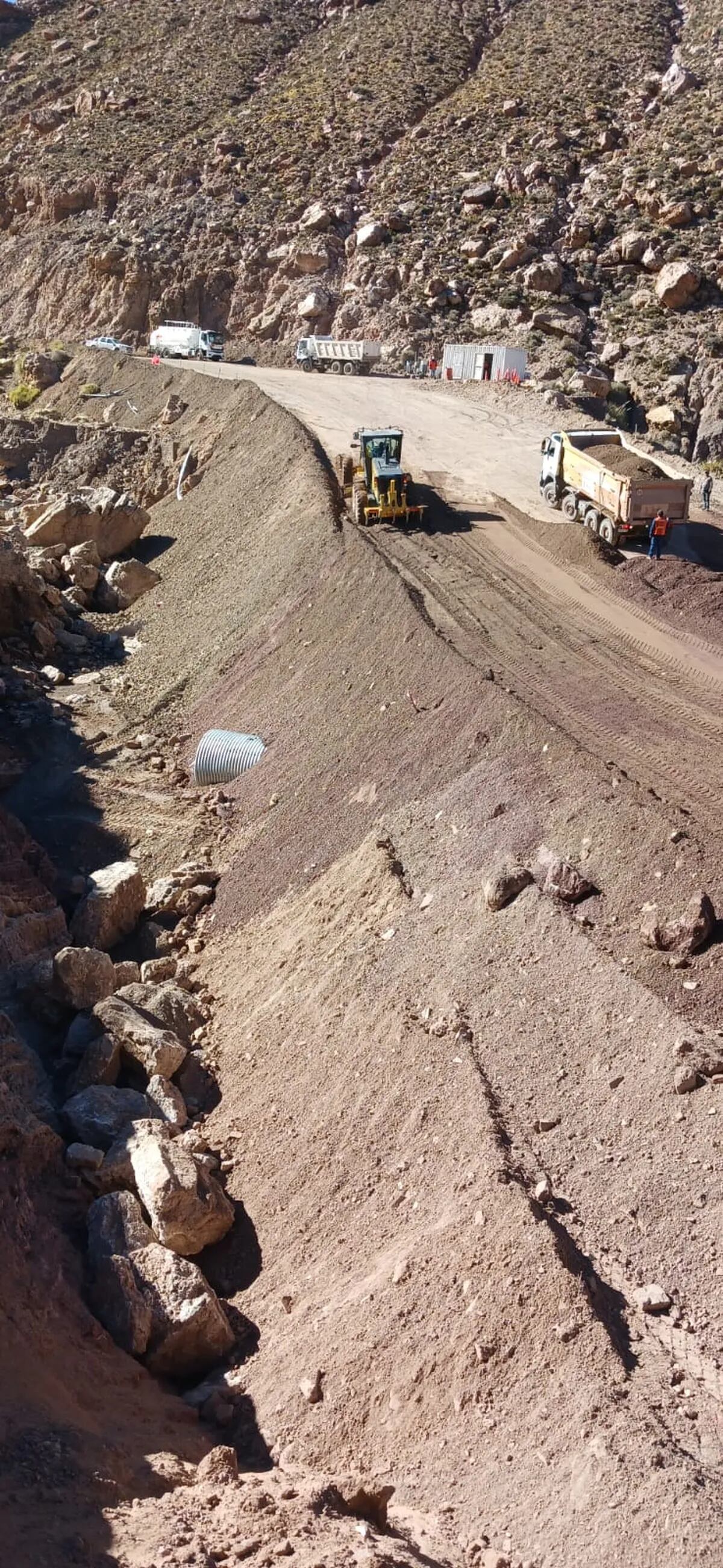 Equipos viales realizan tareas para habilitar un desvío provisorio a la altura del paraje Ronqui Angosto, tras las intensas precipitaciones que provocaron el desborde de una alcantarilla y el desmoronamiento del terraplén.