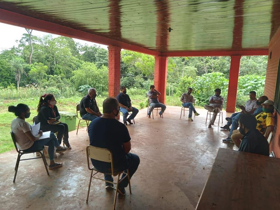 Reunión de autoridades con la comunidad guaraní