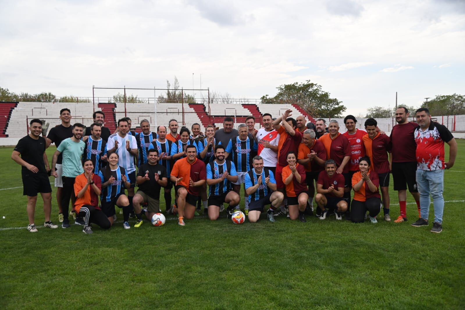 Los candidatos de Cambia Mendoza se juntaron a jugar al fútbol en la cancha de Huracán Las Heras.