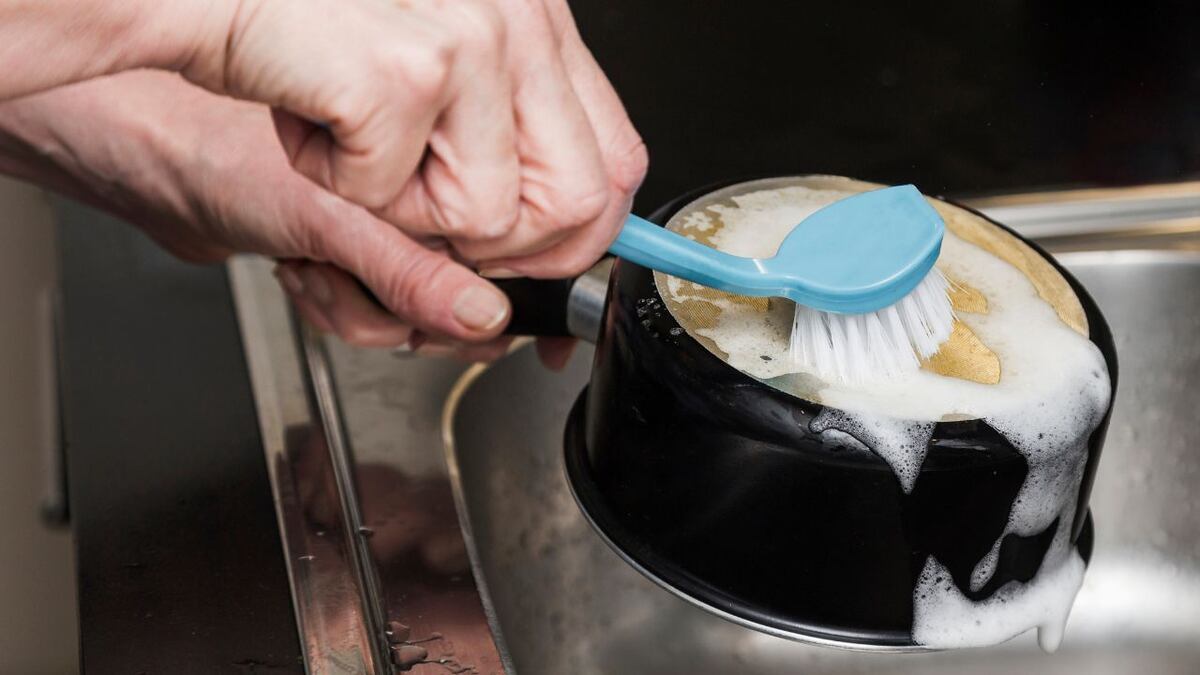 Cuáles son los 7 trucos caseros para limpiar una olla quemada