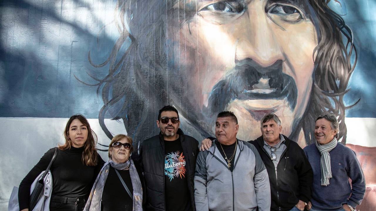 La familia del Trinche Carlovich junto al mural