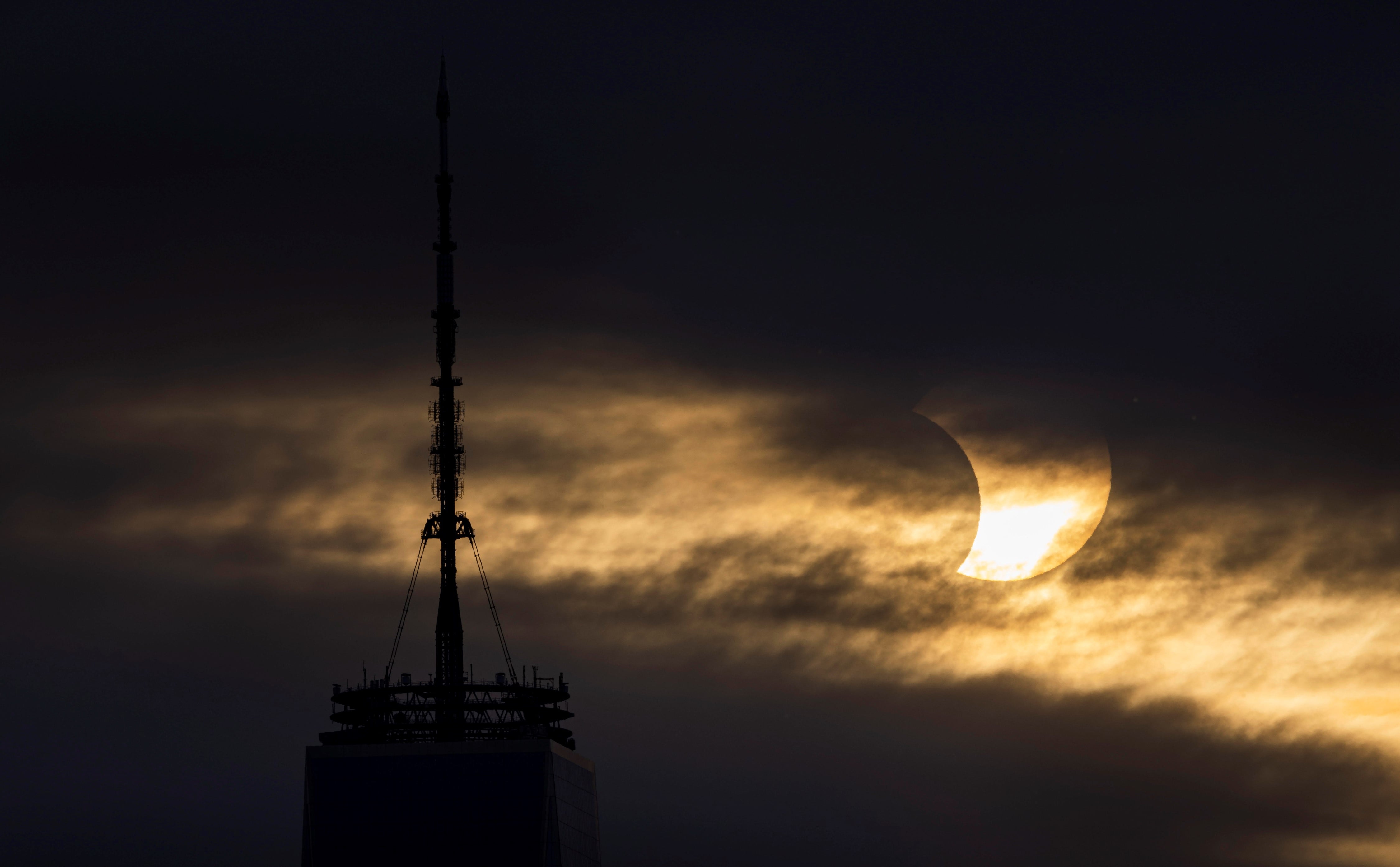 Eclipse solar parcial se eleva sobre el One World Trade Center en Nueva York, Nueva York, Estados Unidos.