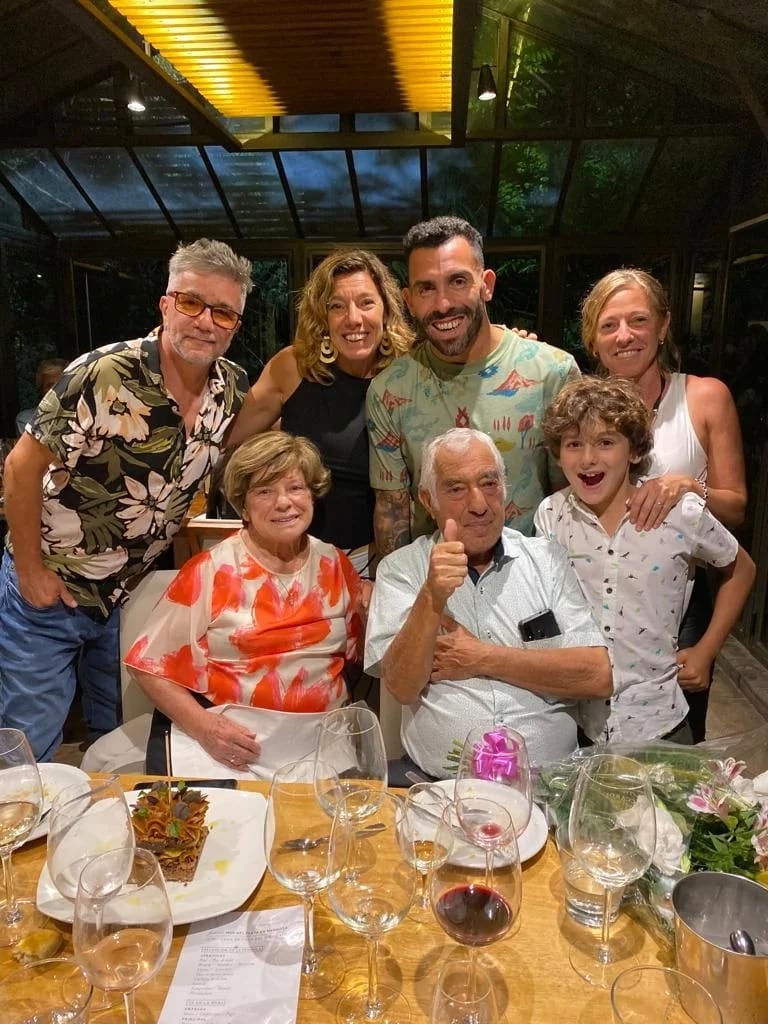 Carlos Tévez y la familia que estaba festejando un cumpleaños en Maipú. 