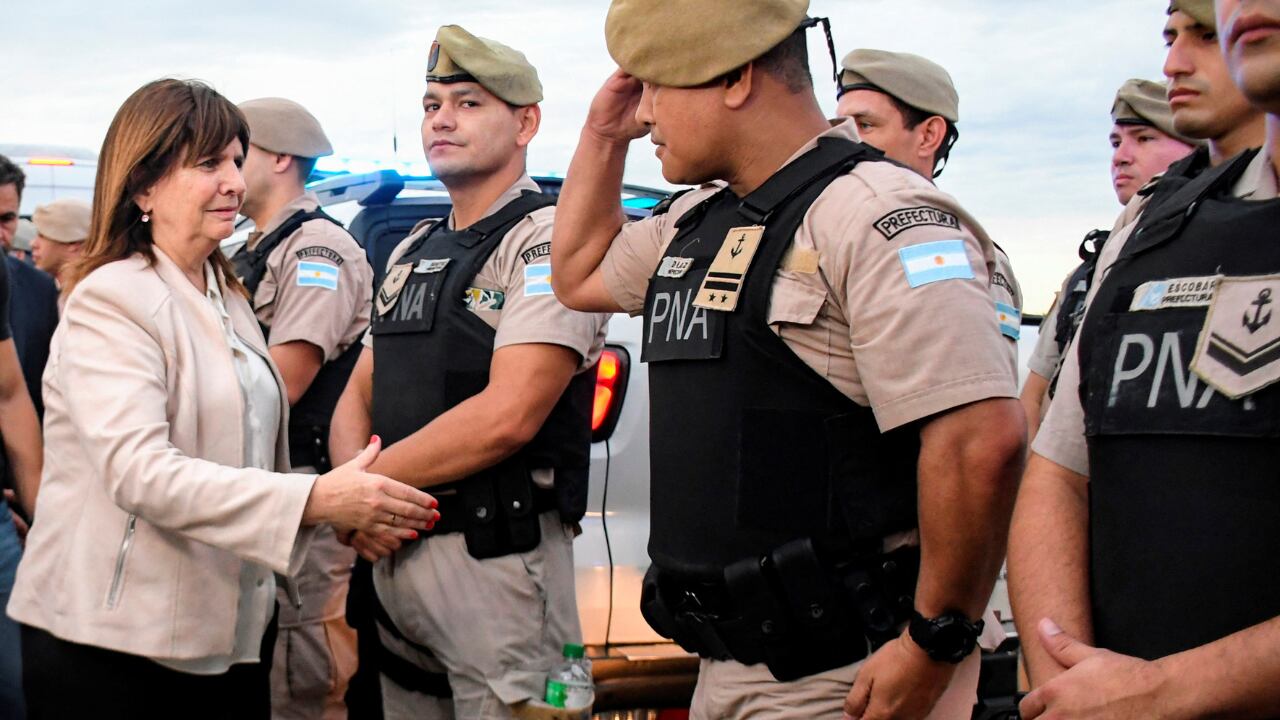 La ministra de Seguridad, Patricia Bullrich, recibió a las fuerzas federales en la ciudad de Rosario. Gentileza: Noticias Argentinas.