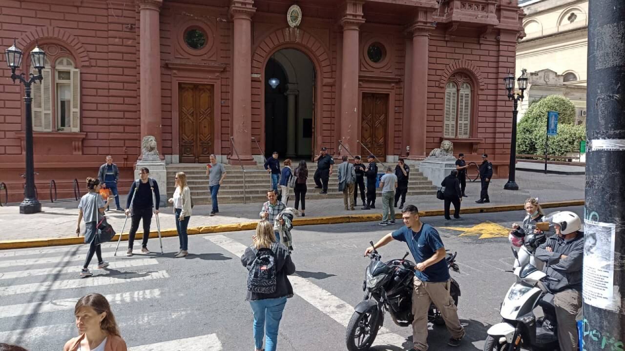 En la Plaza 25 de Mayo se cortó el tránsito durante la inspección.