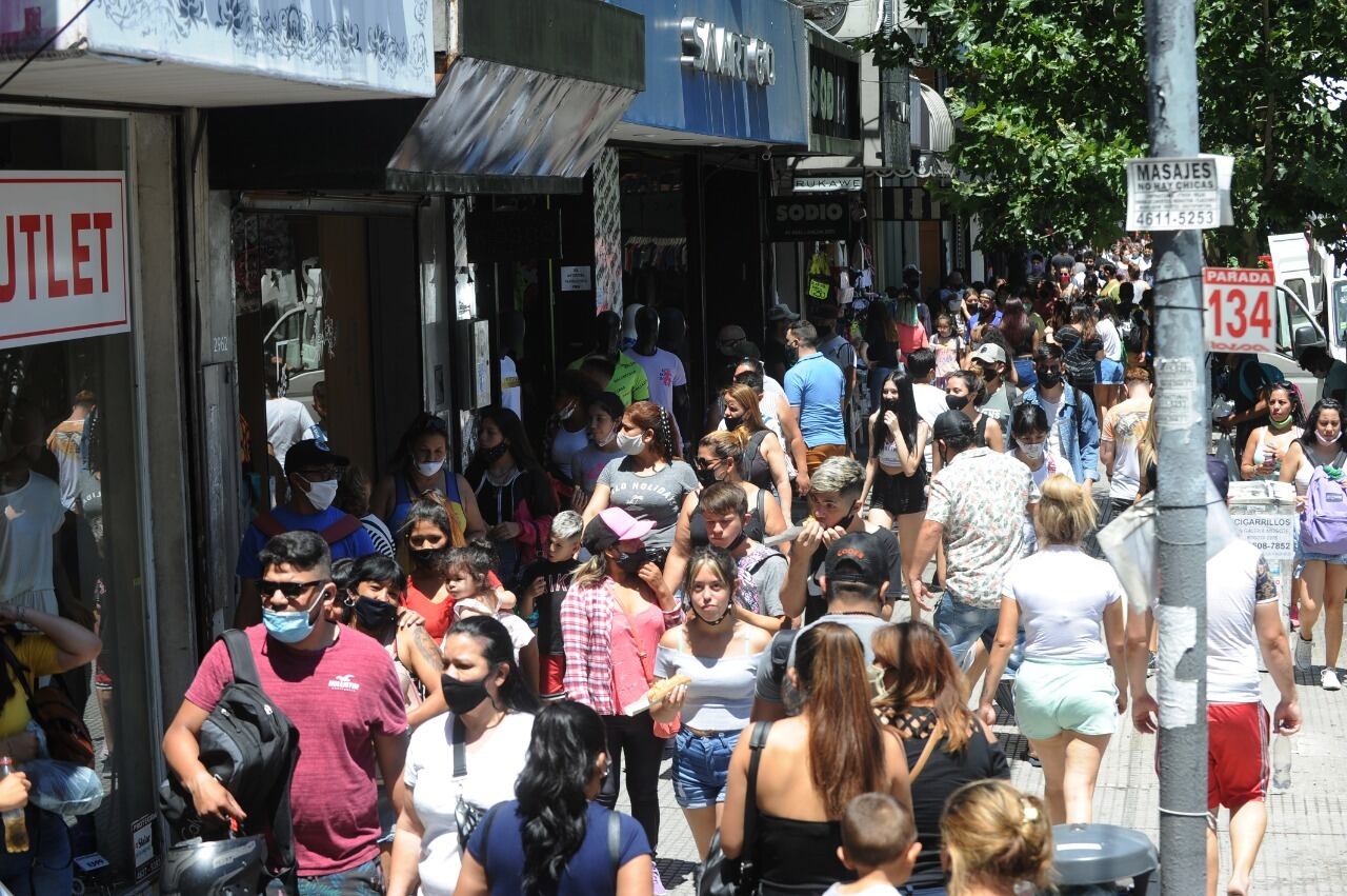 Colapso de personas en el barrio porteño de Flores por las compras navideñas. Foto: Clarín.