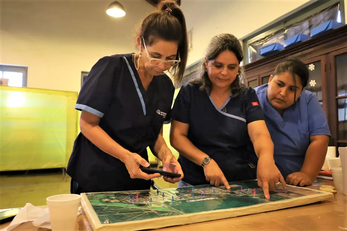 Profesionales dependientes del Ministerio de Salud de Jujuy analizan sobre un mapa de la región el estado de situación respecto del brote de dengue en la zona sur de la provincia.