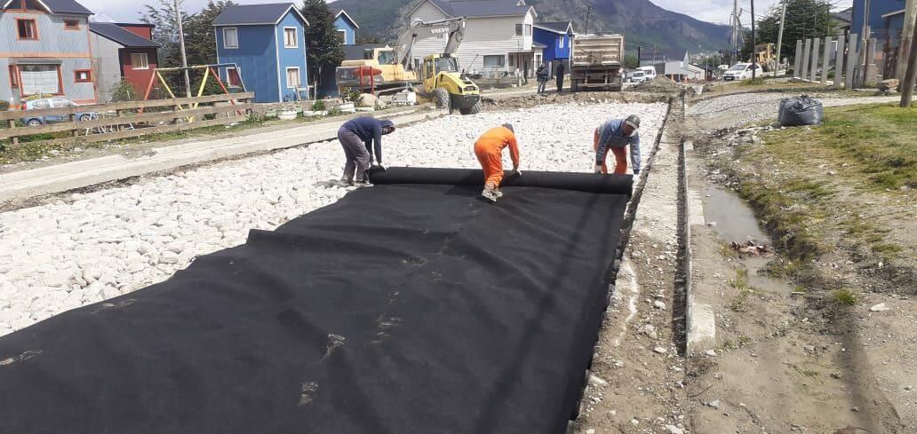 Para la pavimentación se excavó, se retiró material y se rellenó con piedra. Para la finalización se colocó una capa de geotextil y asfalto.