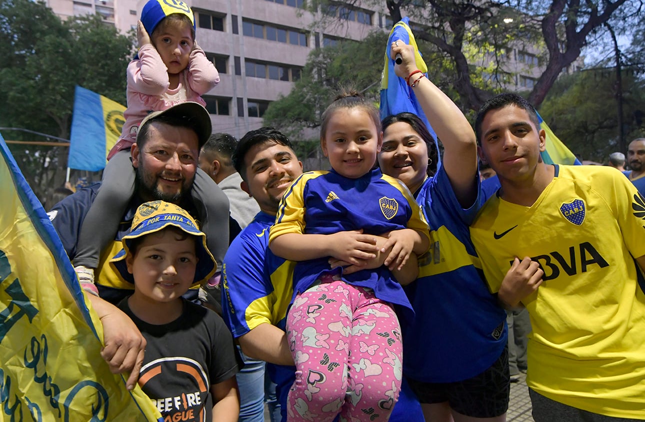 El Club Atlético Boca Juniors volvió a consagrarse campeón al empatar con Independiente de Avellaneda y sumó su estrella 73 y así se quedó con la Liga Profesional
Festejos en el Kilómetro Cero de Mendoza
Foto: Orlando Pelichotti