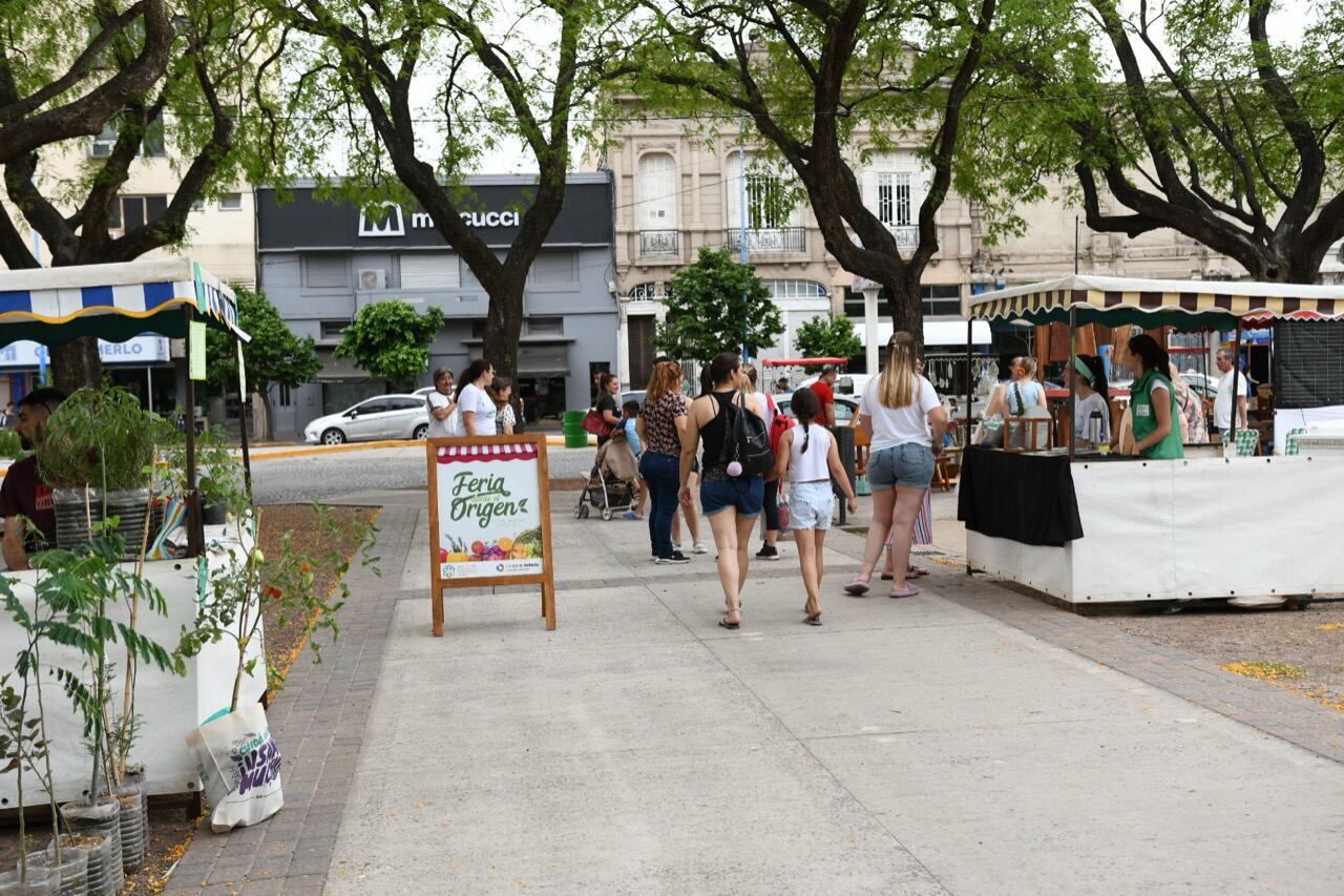 Feria "Desde el Origen" en la Plaza 25 de Mayo