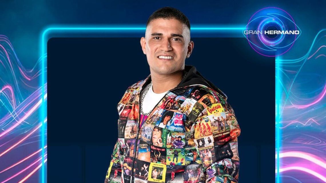 Hernán Ontivero ingresó a la casa de Gran Hermano 2024 con una campera de los discos de La Mona.