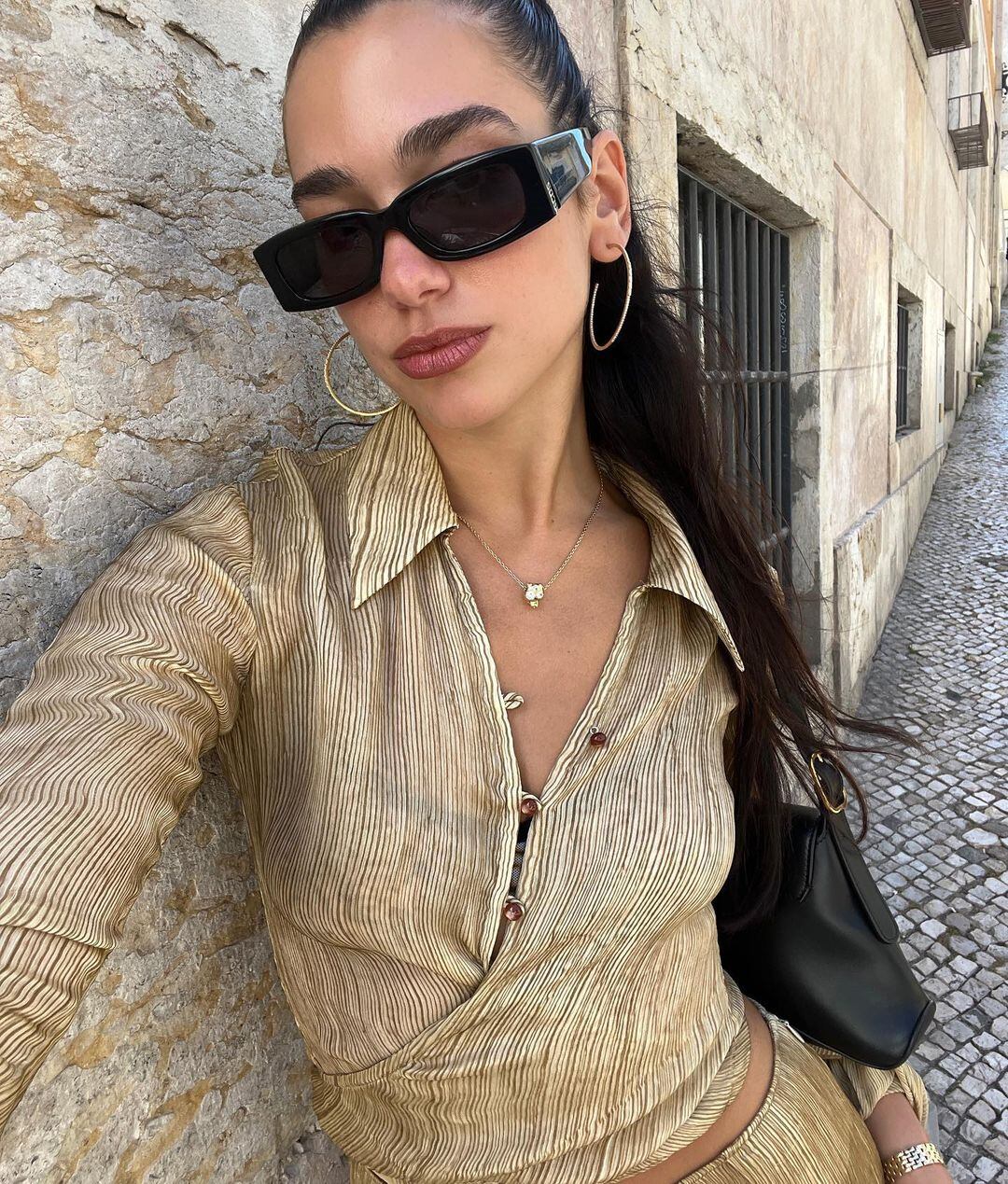 Dua Lipa posó con un conjunto Crepe Plisado.