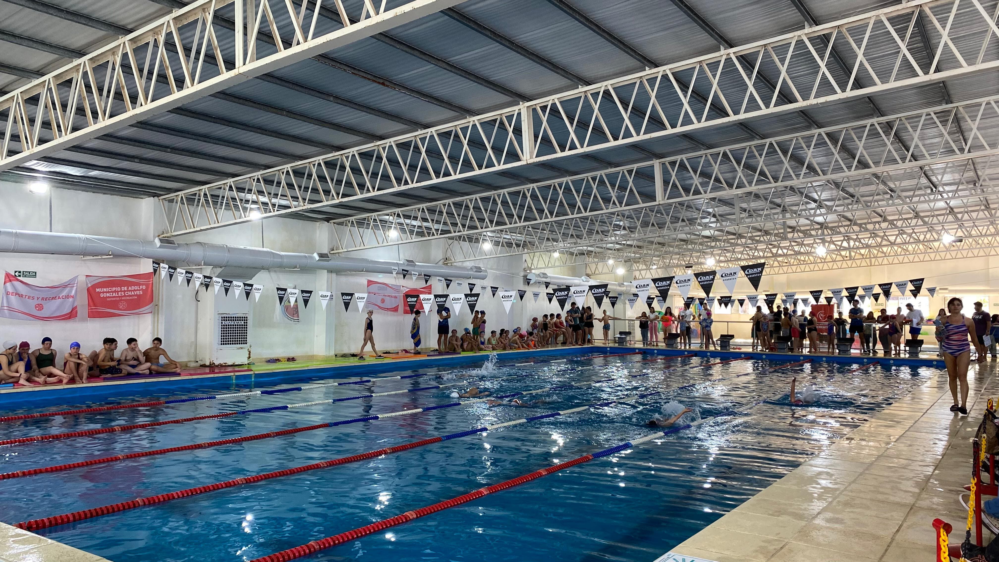 exitoso torneo de natación en Chaves