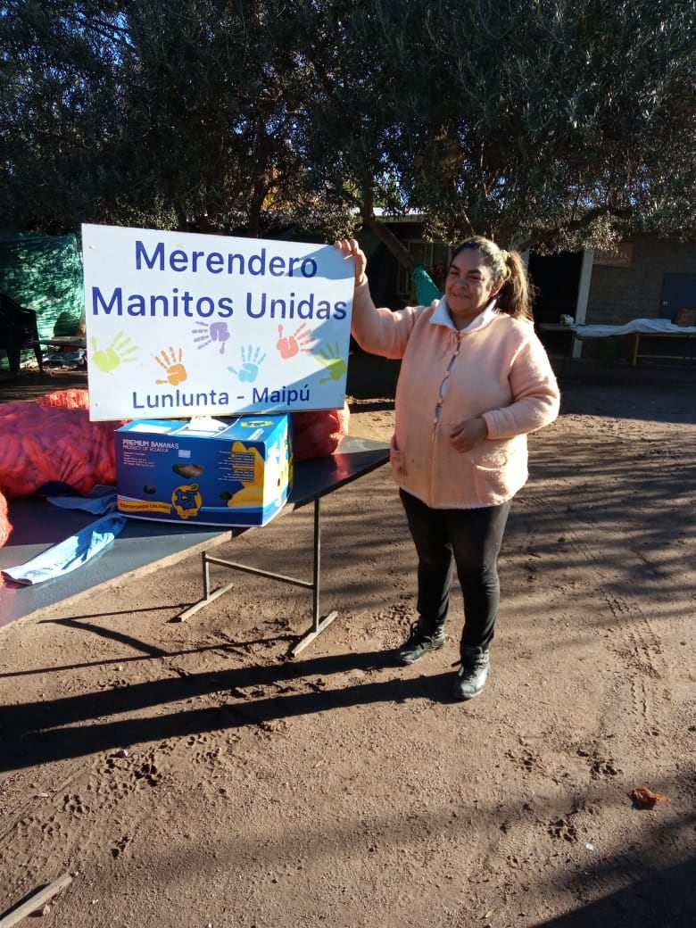 El grupo trabaja en red, coordinando la distribución de comida con 60 comedores de todo Mendoza, en conjunto con empresas alimentarias, de transporte y municipios.