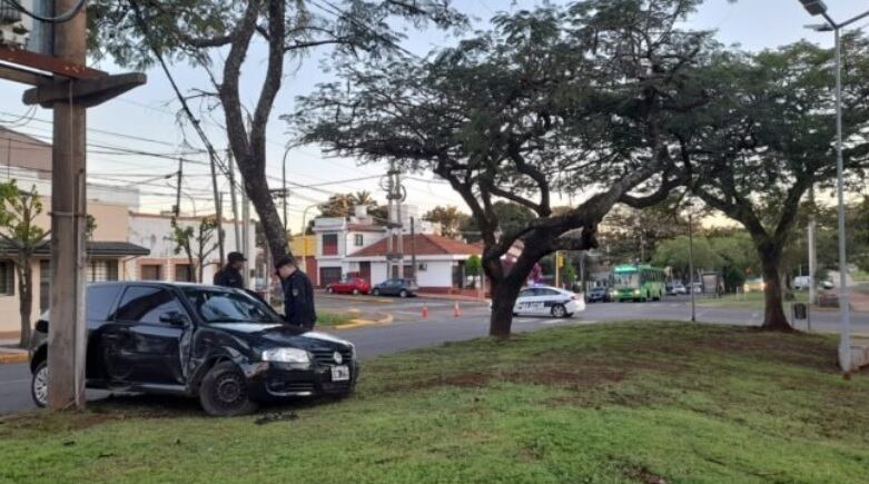 Accidente vial en Posadas: despistó y se quedó dormido dentro del vehículo.