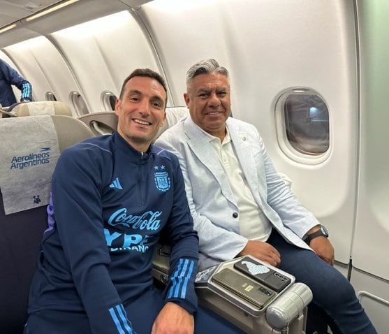 Lionel Scaloni y Claudio "Chiqui" Tapia rumbo a Qatar en la previa del Mundial.