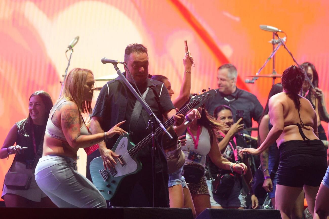 La Banda Molotov invita a subir a bailar al escenario a mujeres del publico en Festival Bum Bum 2025 en el Predio del Estadio Mario A kempes, Cba. Arg. (José Gabriel Hernández /La Voz)