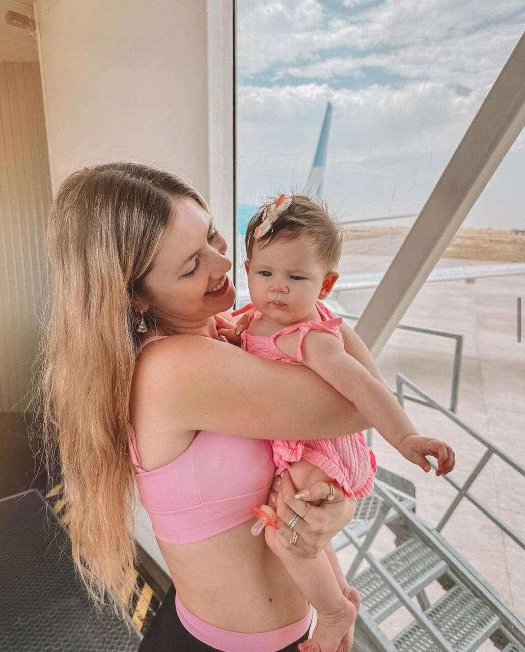 Stephanie Demner inauguró el verano con traje de baño total pink. Para su hija elige las mismas tonalidades de rosa.