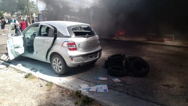 Destruyeron el auto de la directora que se encontraba estacionado afuera del establecimiento.